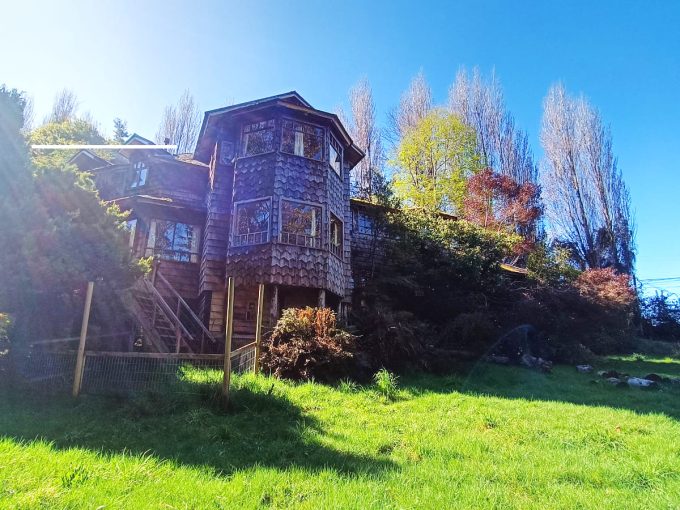 Casa habitación de 3 niveles en Nercón