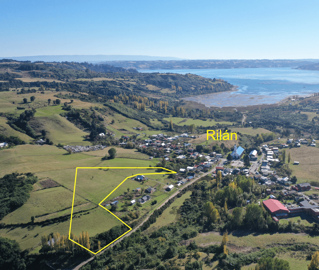 Parcela en Venta en Rilán, Comuna de Castro – 0.9 Hectáreas con Vista al Mar y Excelente Conectividad 🌊🌿