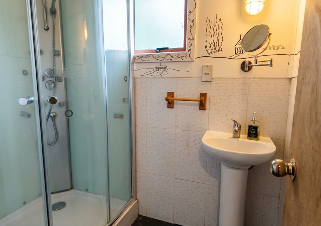 Professional_real_estate_interior_bathroom_photo_e-1781614889990