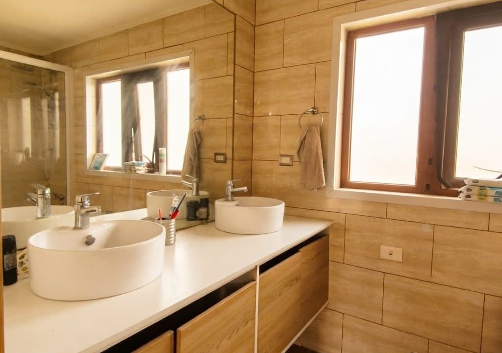 Professional_luxury_real_estate_photography_of_a_m-1785184296901