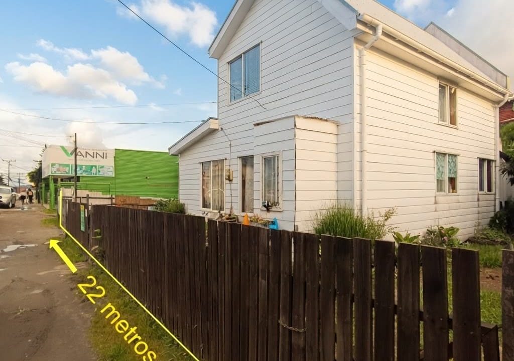 Professional_real_estate_photography_of_a_two-stor-1786640579289