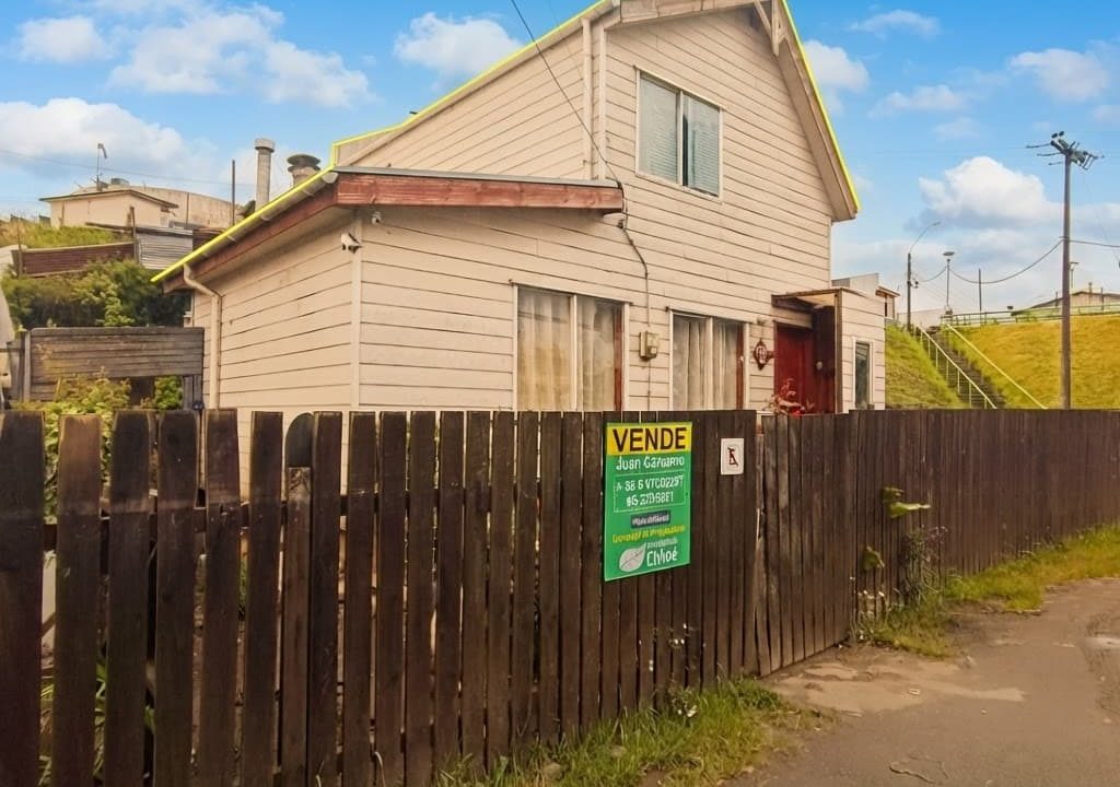 Professional_real_estate_photography_of_a_two-stor-1786640649044