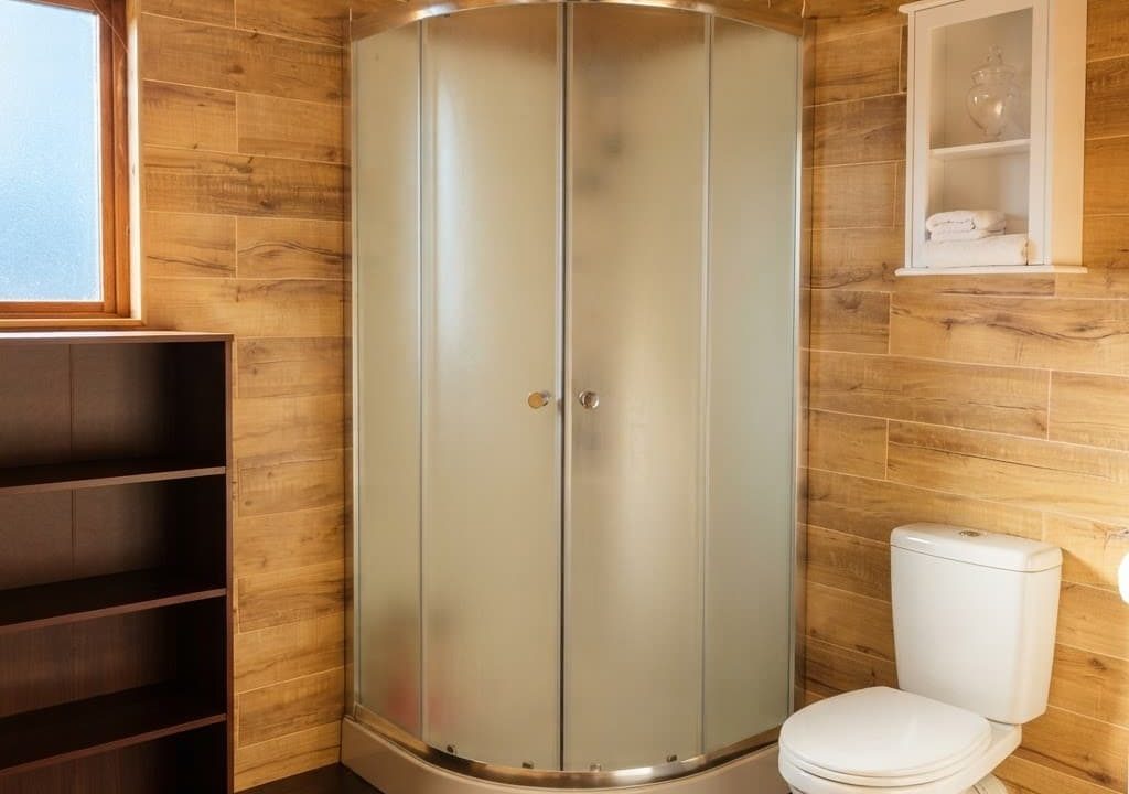 Professional_real-estate_bathroom_interior_photogr-1788544844179